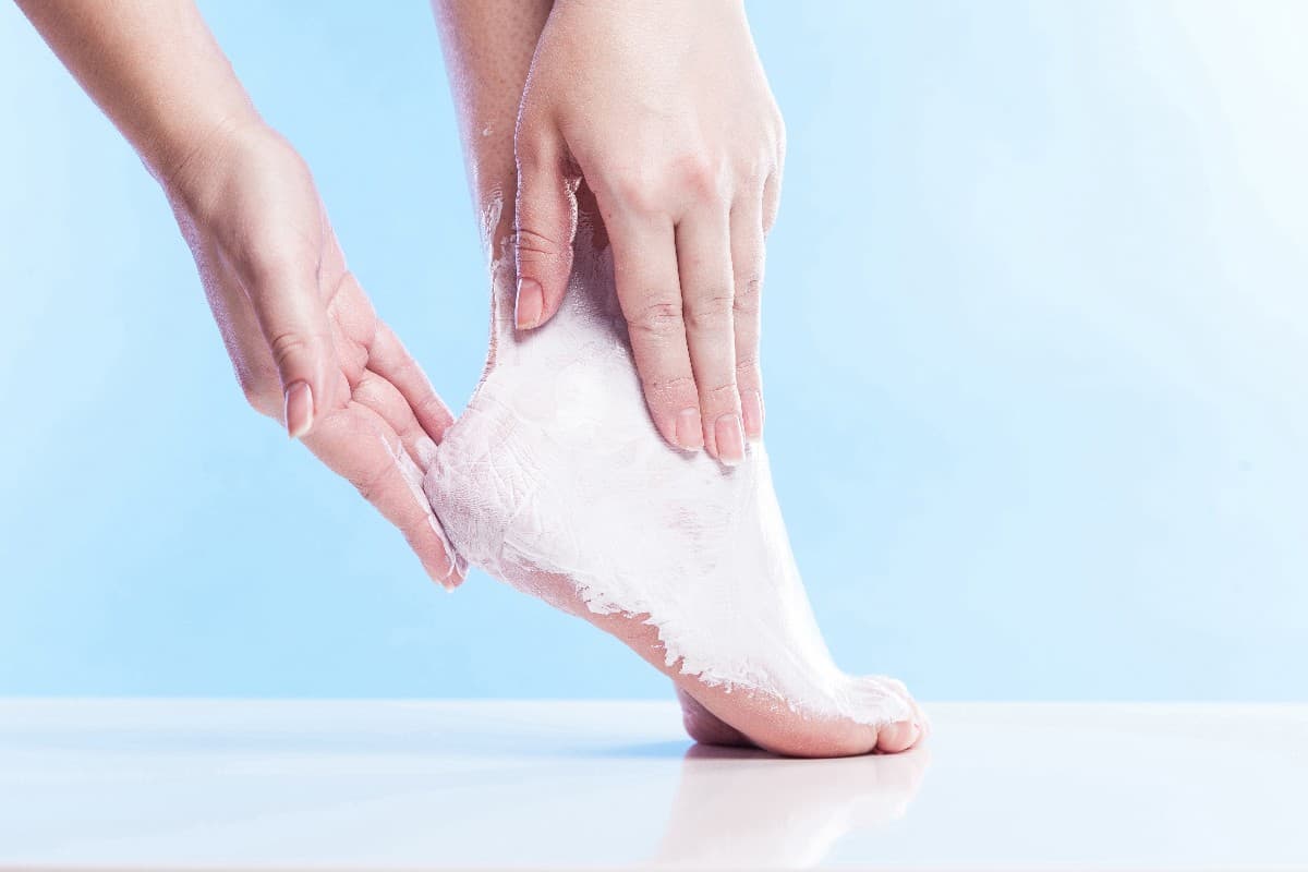 Moisturizing foot mask